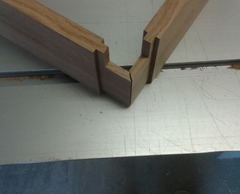 Holz auf Gehrung geschnitten für neuen Tisch